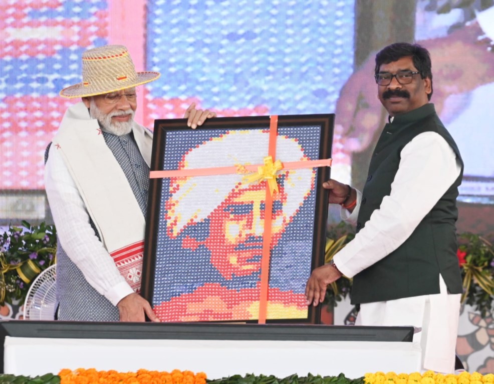 PM Narendra Modi with CM Hemant Soren