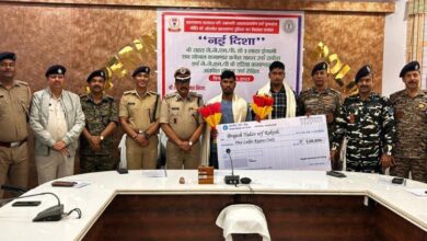 Jharkhand: 5 लाख के इनामी समेत 2 नक्सलियों ने किया सरेंडर