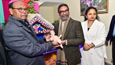 आर्च बिशप हाउस पहुंचे CM Hemant Soren, पत्नी संग केक काटकर मनाया क्रिसमस का जश्न