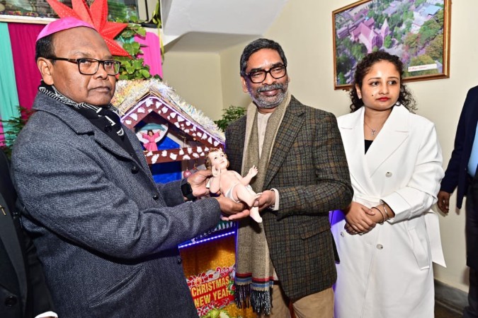 आर्च बिशप हाउस पहुंचे CM Hemant Soren, पत्नी संग केक काटकर मनाया क्रिसमस का जश्न