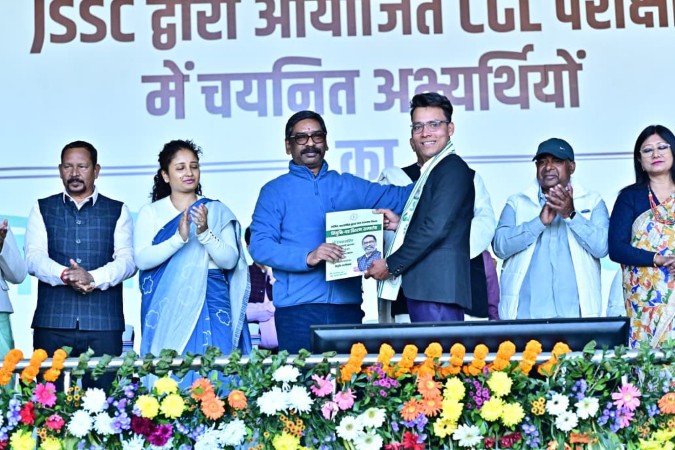 CM Hemant Soren ने 1910 CGL अभ्यर्थियों को सौंपे नियुक्ति पत्र