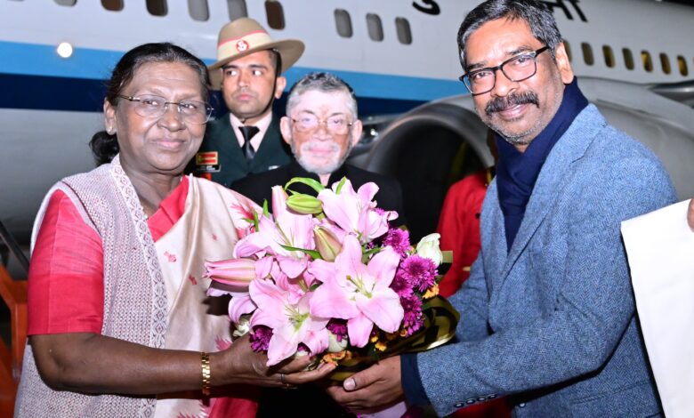 Jharkhand: राष्ट्रपति श्रीमती द्रौपदी मुर्मु का रांची आगमन, राज्यपाल और मुख्यमंत्री ने किया भव्य स्वागत