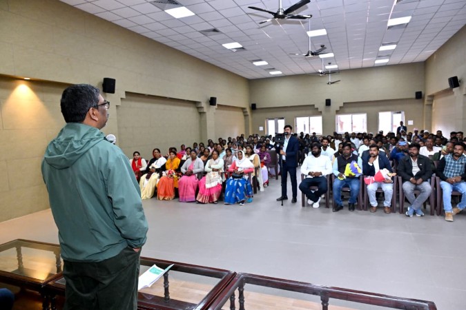 CM Hemant Soren ने सुनीं जनसमस्याएं, लोहरदगा जेएमएम कार्यकर्ताओं के साथ की बैठक