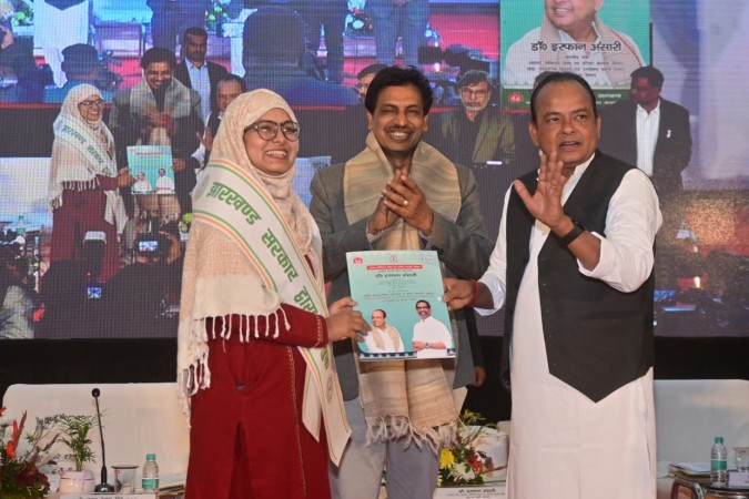 Jharkhand में स्वास्थ्य क्रांति: हिजाब पहनकर आई डॉक्टर को मंत्री ने किया सलाम