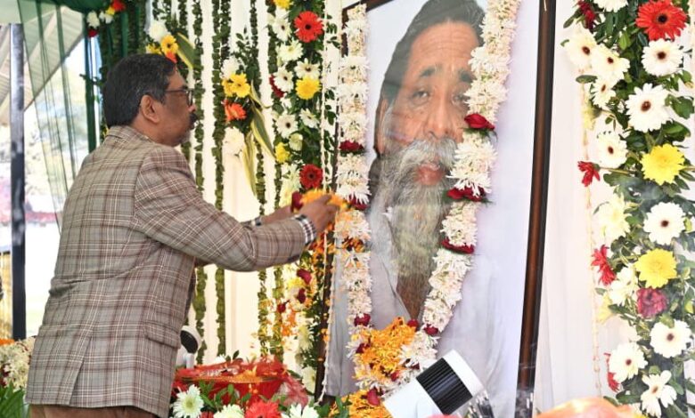 दिशोम गुरु शिबू सोरेन की 82वीं जयंती, CM Hemant Soren ने मोरहाबादी में 'जननायक' को किया नमन