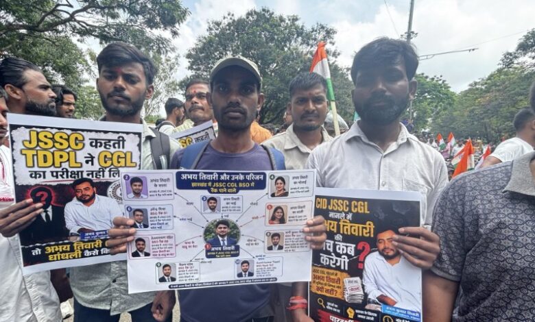 रांची में JPSC-JSSC परीक्षा धांधली को लेकर छात्रों का उग्र प्रदर्शन