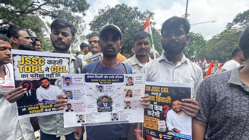 रांची में JPSC-JSSC परीक्षा धांधली को लेकर छात्रों का उग्र प्रदर्शन